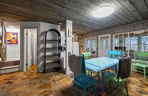 A-Frame with VIEWS - Walk to Downtown and Park - Pets OK - Foto 21