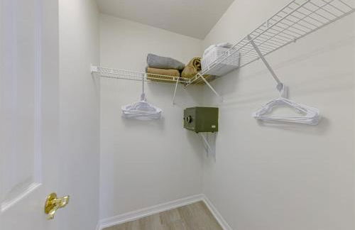 580 - Stunning Renovated Home with Large East Facing Pool Deck Overlooking Preservation Area and Games Room - Foto 11