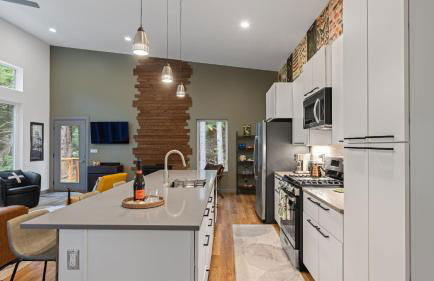 Peaceful Treehouse-Style Stay with Sauna Fire Pit Forest Views Near the Coast The Treehouse by AvantStay - Foto 16