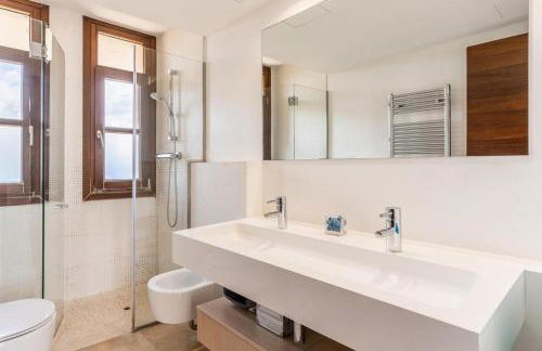 Villa de lujo con piscina, jacuzzi, jardín y terraza - Foto 37