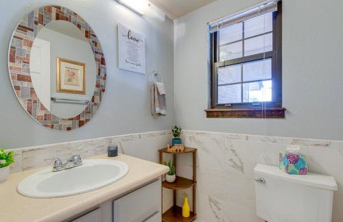 Spacious Aurora Retreat w/ Game Room + Hot Tub! - Foto 11