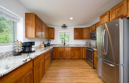 Hot Tub + Views | Cozy Retreat - Foto 49