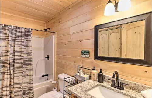 New Serene, Fun & Comfy Cabin- Covered Deck, Grill, Arcade - Foto 25