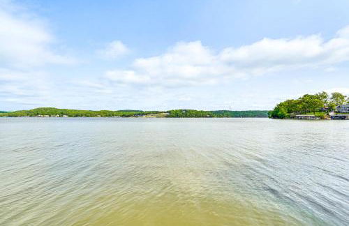 Beach and Dock! Lakefront Ozarks A-Frame Retreat - Foto 35