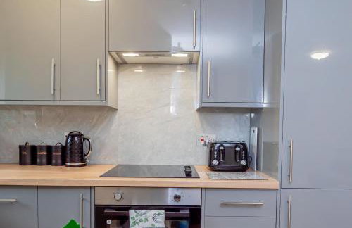 Spacious Home near Heathrow & Windsor with Parking - Photo 18