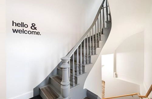 Jennifer's Chic 2nd Floor Apt Private Deck w Views - Photo 35