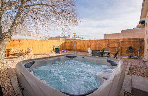 Grandma's Old Town Adobe House! Private Hot Tub-Close to Old Town-Pet Friendly-No Pet Fee! - Foto 1