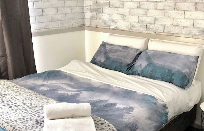 24 Hotham 3 Bedroom Renovated Apartment - Photo 4