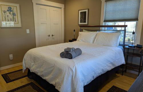 Back Alley Apartment, walk Downtown and Duke - Photo 1