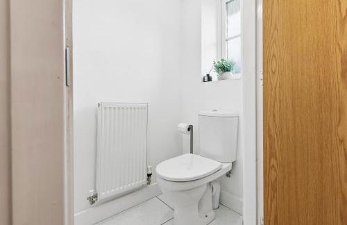 Stylish 3-Bed House in Newton-le-Willows - Private Parking & Garden - Foto 16