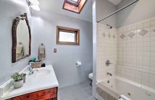 Grand Escape w/ Deck, Game Room, Nature View! - Foto 23