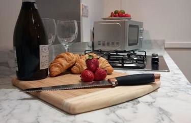 Springfield Apartment - Train to Glasgow or Edinburgh - Private Parking & Wifi - Photo 13