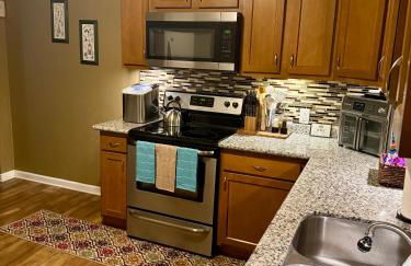 Cozy Cabin Vibe in the City - Foto 16