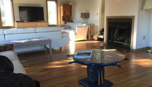 Stunning Spacious Cape Cod House with Water Views - Foto 2