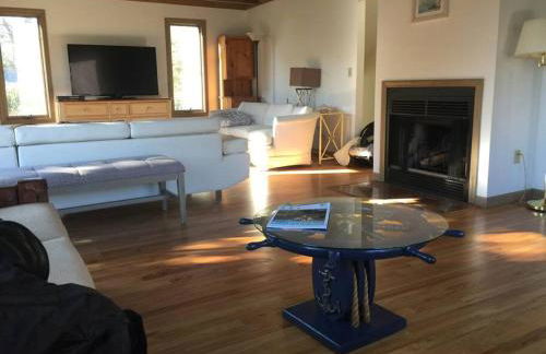 Stunning Spacious Cape Cod House with Water Views - Foto 2