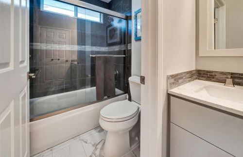 Stunning Hilltop 5BR With View And Hot Tub! - Foto 59