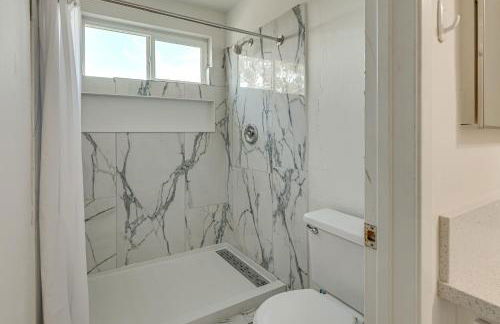 Modern Oceanside Living! Family Home with Workspace - Foto 22