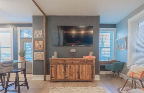 2BR with Workspaces & Deck ABODEbucks - Foto 34