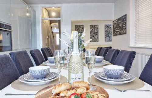 Large Southend Beach House Sleeps 8 Free Parking x 2 Perfect for Contractors 4 King Beds or 8 Single Beds by The Opulent Property Project UK - Foto 8