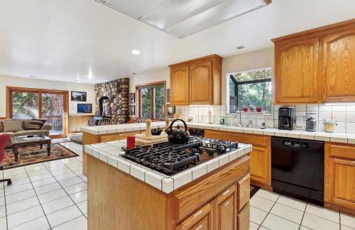 Lake Tahoe Family Home with Hot Tub and Game Room! - Foto 10