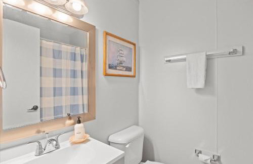 Beachy Getaway - Cozy and Secluded Lodge Home - Foto 6