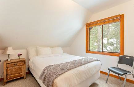 Minutes to Skiing & Lake Hot Tub, Fire Pit, Deck Indigo Owl by Avantstay - Foto 46