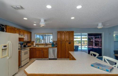 "Canal Dreams" 3 BR2 BA pool home on the canal - Foto 36