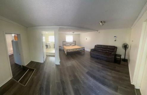 Charming 3-Bed, 1,5 Bath Home - Entire Space Just for You! - Photo 1