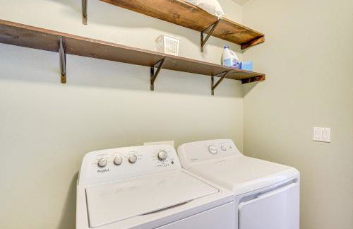 Charming Bend Home with Porch and Yard Great Location - Foto 18