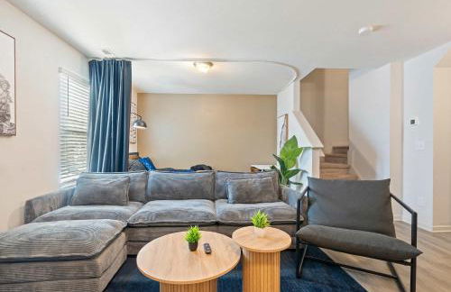 4BR Townhouse King Bed 2-Story Near NC State - Foto 1