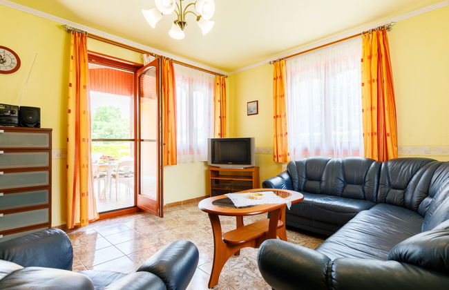 4 bedroom House in Balatonszárszó with private pool and garden - Photo 4