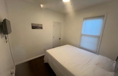 Newly renovated furnished home - Photo 9