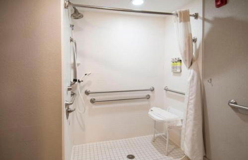 Gated King Bed Hotel Room 117 - Foto 6