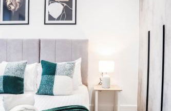 The Kingsmead Loft - Stylish 1BR Top Floor Apt with King or Twin Beds & Free Secure Underground Parking, Central High Wycombe HP13, Sleeps 3 - Foto 31