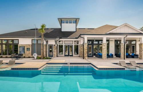 Trendy 1BR Apt with King Bed Pool Gym and Close to Beach - Foto 7