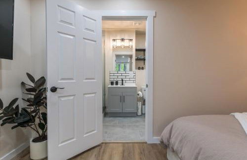 Beautiful place with a great location, free parking, WiFi & large TV. - Foto 19