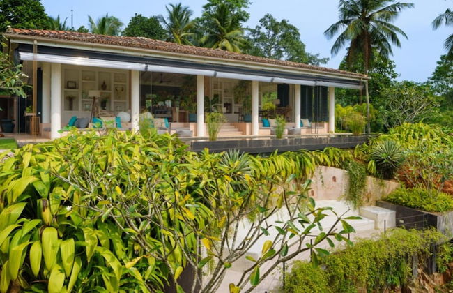 Cool and Contemporary Hilltop Villa With Ocean Views - Photo 44