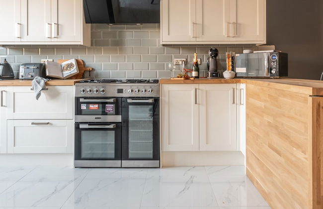 Kensington Place - 4 Bedroom Home w Free Parking - Photo 44