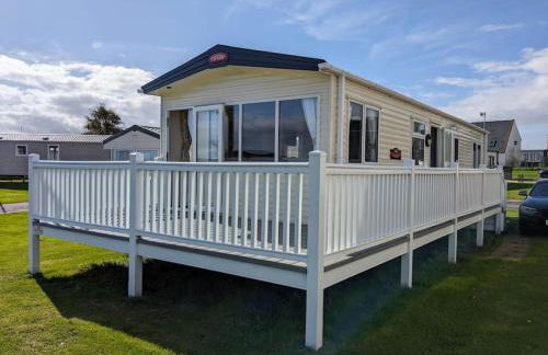Beautiful Pet Friendly Southerness Caravan With Sea View & Decking Area - Foto 1