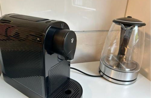 Spacious Apartment with Balcony - nearby Schlosspark - APOLONIAliving - Foto 34