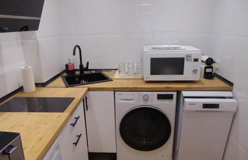 Airport Madrid Plenilunio Suites blue - Photo 20