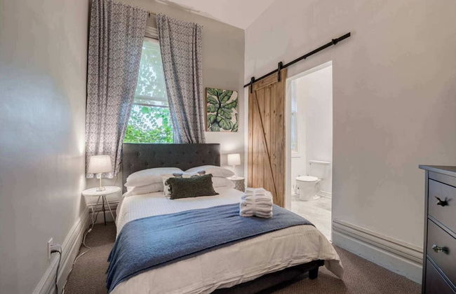 Casa Queen East Jaw Dropping 3BR Suite - Photo 6