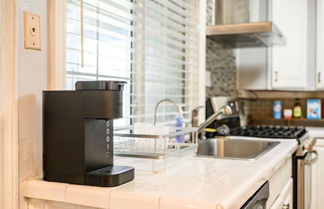 Spacious Family Retreat w Garden Modern Comfort - Photo 67