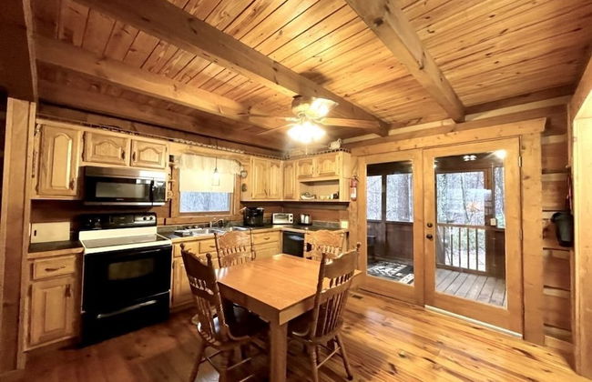 Leave the stress behind!- private hot tub, pet and motorcycle friendly, let peace and nature surround you! 2 Bedroom Home by RedAwning - Foto 5