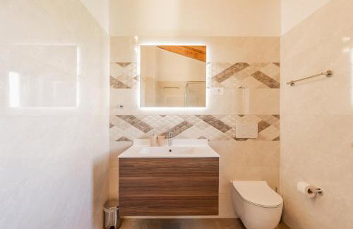 Villa atop the village with stunning view - Foto 56