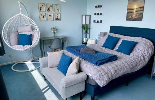 Stunning Charmouth Property with Bay views! - Photo 17