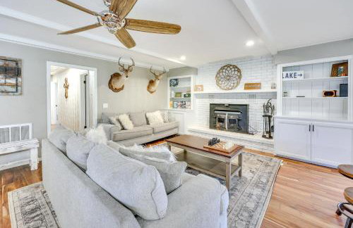 Deck and Views Spacious Lake House Escape - Foto 3