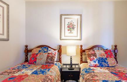 Private Beach Access + Water Views! Sleeps 18, Historic 6bdr Farmhouse w/ Deck - Foto 62