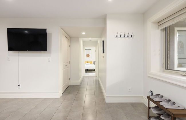 Cozy 2BR BSMT Suite Near Grouse Mt. and Edgemont. - Photo 25