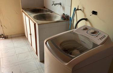 Casa inteira - ótima localização - Foto 3